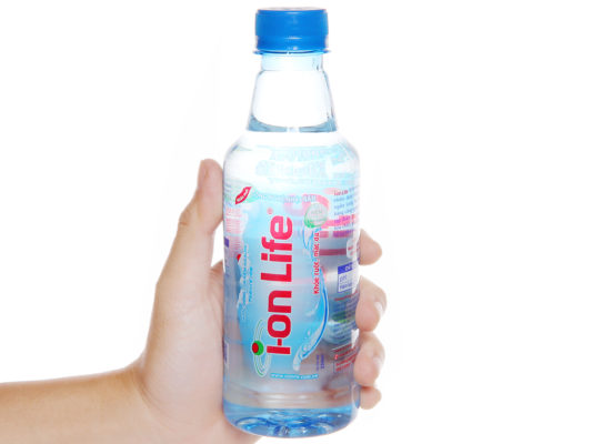 Nước uống I-on life 350ml giúp món ăn thêm thơm ngon 