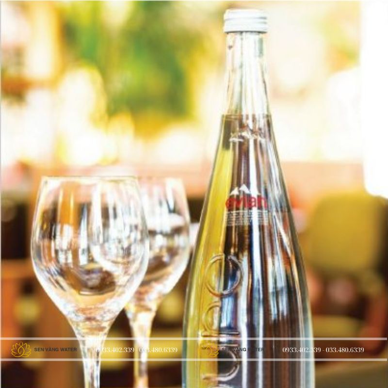 Chứa các chất điện giải và khoáng chất tự nhiên nước khoáng Evian 750ml