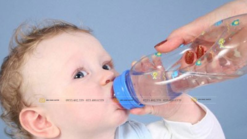 Trẻ em có nên uống nước khoáng không