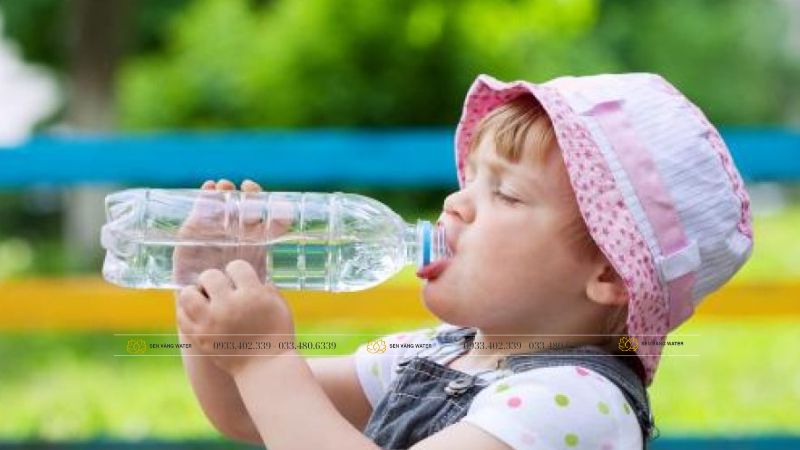 Trẻ em có nên uống nước khoáng không