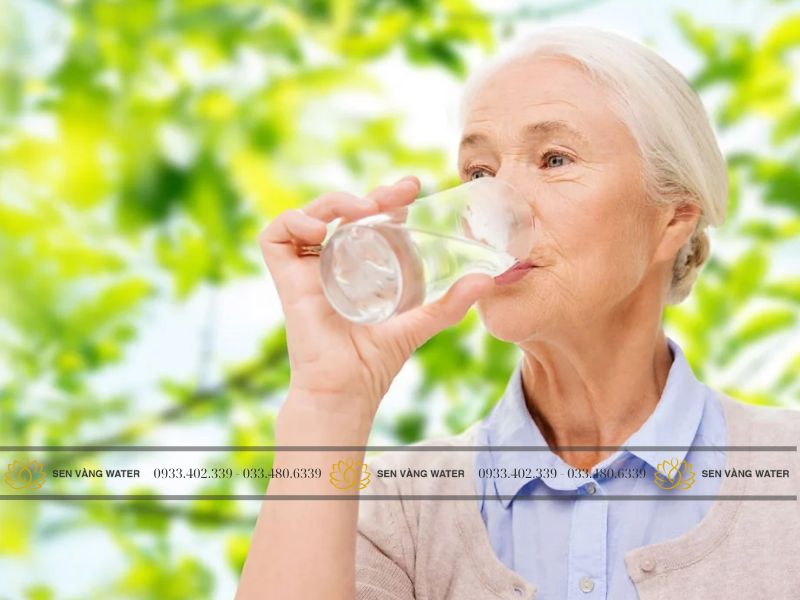Người già có nên uống nước nhiều không