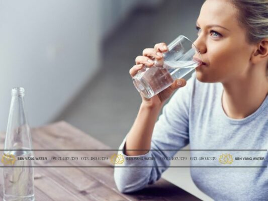 Uống nhiều nước có khỏi sỏi thận