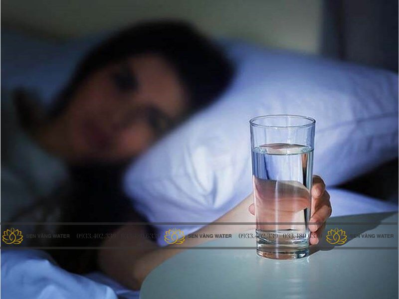 Uống nước trước khi đi ngủ có tốt không